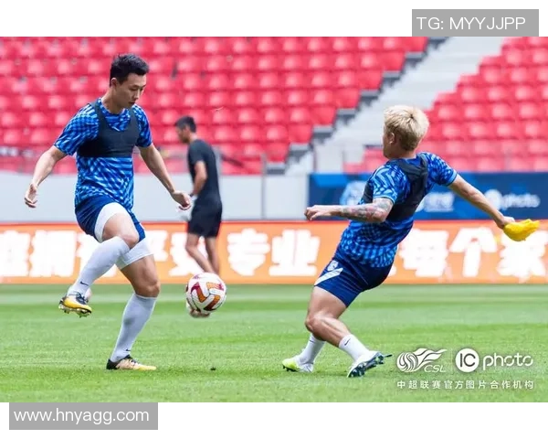 足球划痕背后的故事与情感探讨，如何影响球员与球迷的心灵交融